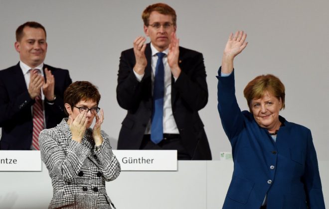 Karrenbauer, Merkel'in vedasında gözyaşlarını tutamadı.