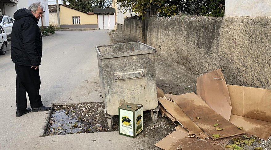 Üzerine beton dökülen mozaiğin bulunduğu yerde şimdi çöp konteyneri var. Foto: DHA