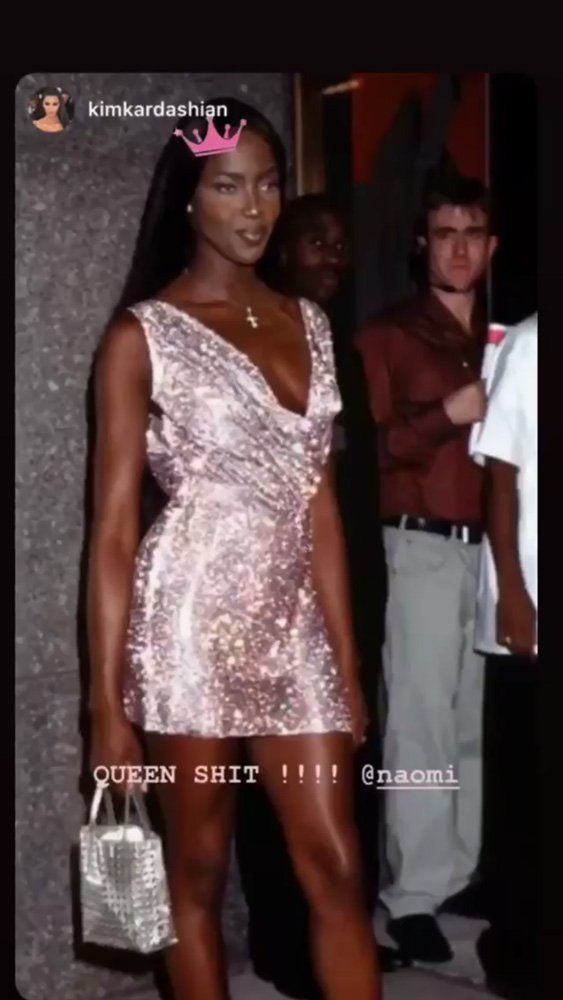 Elbiseyi 1997 yılında Naomi Campbell Versace defilesinde giymişti...