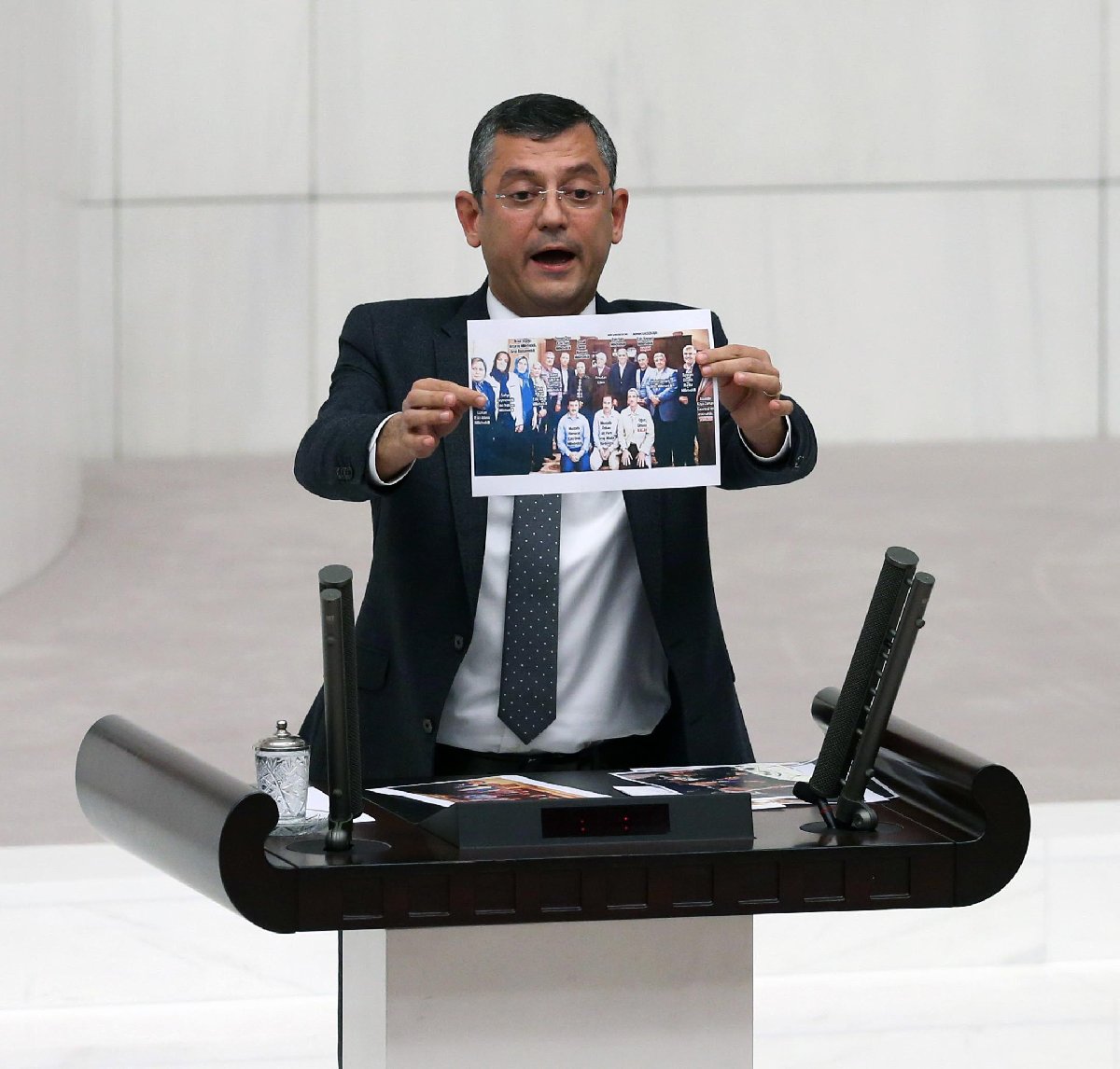 FOTO: SÖZCÜ / Özel, Fetullah Gülen'le fotoğraf çektiren AKP'li vekilleri de göstererek, 'Hesap soracaksanız bunlardan sorun. Üstelik bu fotoğraftakilerin 6 tanesini yeniden milletvekili yaptınız. Yazıklar olsun' dedi.