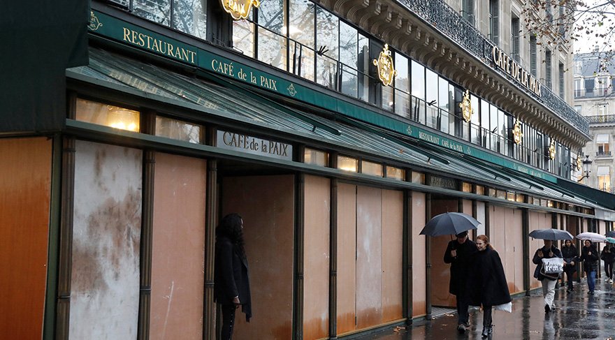 Bir çok iş yeri ve kamu kuruluşu dükkanlarını plakalarla kapattılar. Foto: Reuters
