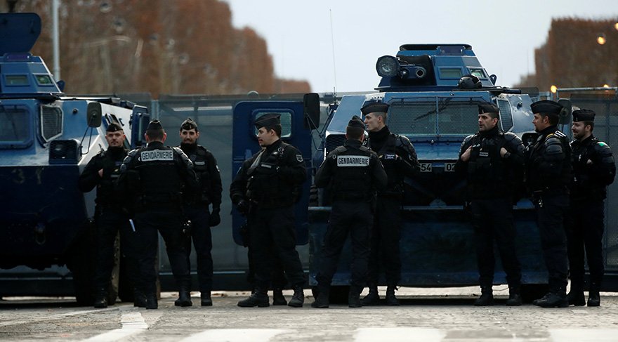 Paris'te sarı yeleklilerin eylemi öncesinde polis geniş güvenlik önlemi alındı. Foto: Reuters
