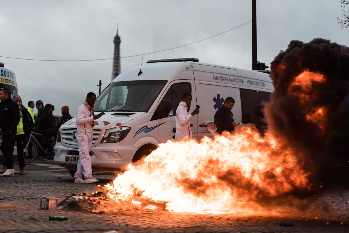Sarı yelekli gösterilerinin ardından ambulans görevlileri de Paris'te hükümeti protesto etti. 
