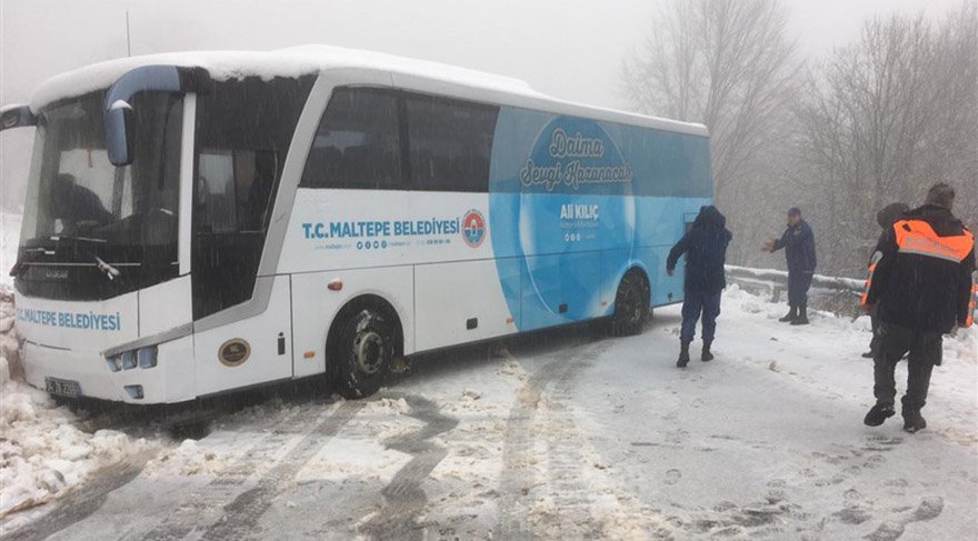 Kocaeli'nin Kartepe ilçesinde kar nedeniyle yolda mahsur kalan 2 otobüs AFAD ekiplerince güvenli bölgeye çekildi. Otobüslerdeki 75 yolcu AFAD ve jandarma araçlarıyla tahliye edildi. FOTO:AA