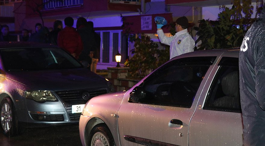 Burdur'da emekli astsubay, önce tartıştığı eşini ve kızını öldürdü ardından başına ateş ederek intihar girişiminde bulundu. Olayın yaşandığı Burç Mahallesi'ndeki bir apartman dairesine gelen polis ekipleri inceleme yaptı. FOTOĞRAFLAR:AA