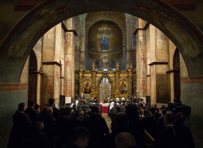 Başkent Kiev’deki Azize Sofya Katedrali’nde düzenlenen tören sonrası bağımsızlık kararı resmileşti.