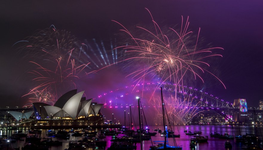 Avustralya'nın en turistik kenti Sydney'in ikonik körfezinde havai fişek gösterileri yapıldı.