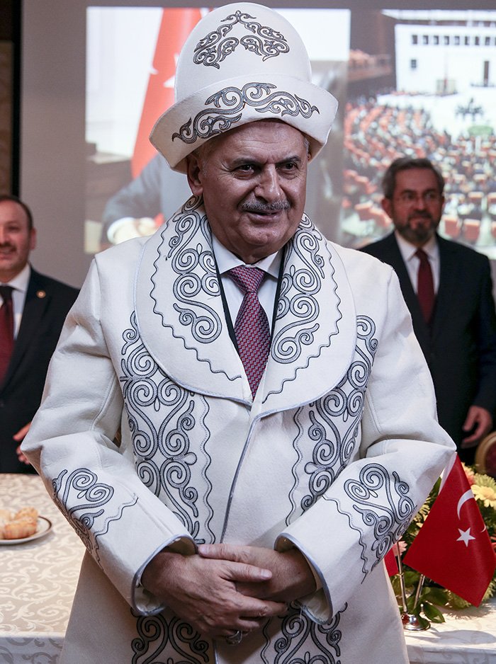 TBMM Başkanı Binali Yıldırım, Kırgızistan’ın başkenti Bişkek’teki temaslarına dün de devam etti. Ahıska Türkleri ile buluşan Yıldırım’a Kırgızistan ulusal kıyafeti ve kalpağı hediye edildi. 