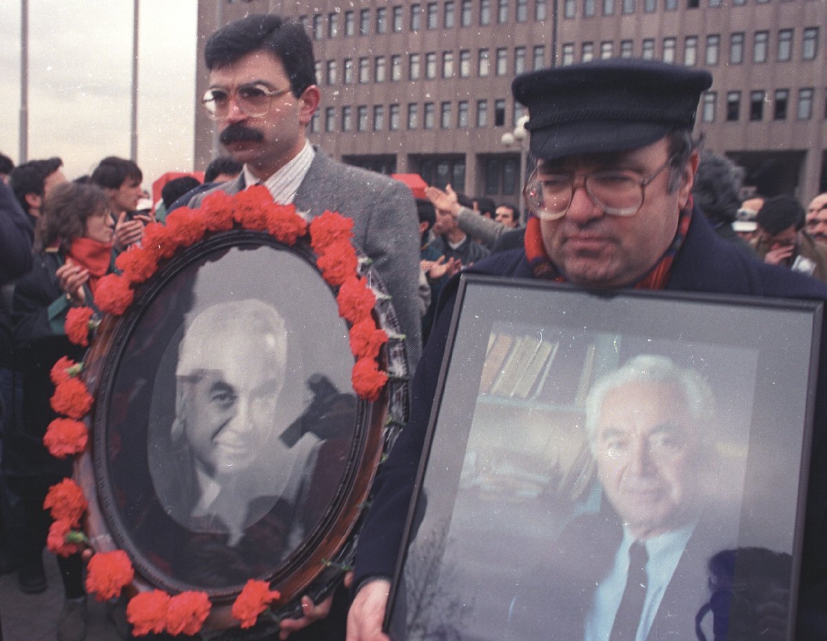 3 Şubat 1990’da Mumcu, suikast sonucu hayatını kaybeden Prof. Muammer Aksoy için düzenlenen törene katılmıştı.