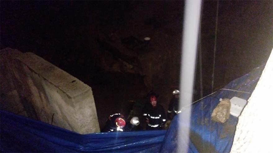 FOTO: İHA- Girdikleri kanalizasyon borusunda gazdan zehirlenen 6 işçiden 5'i çıkarıldı.