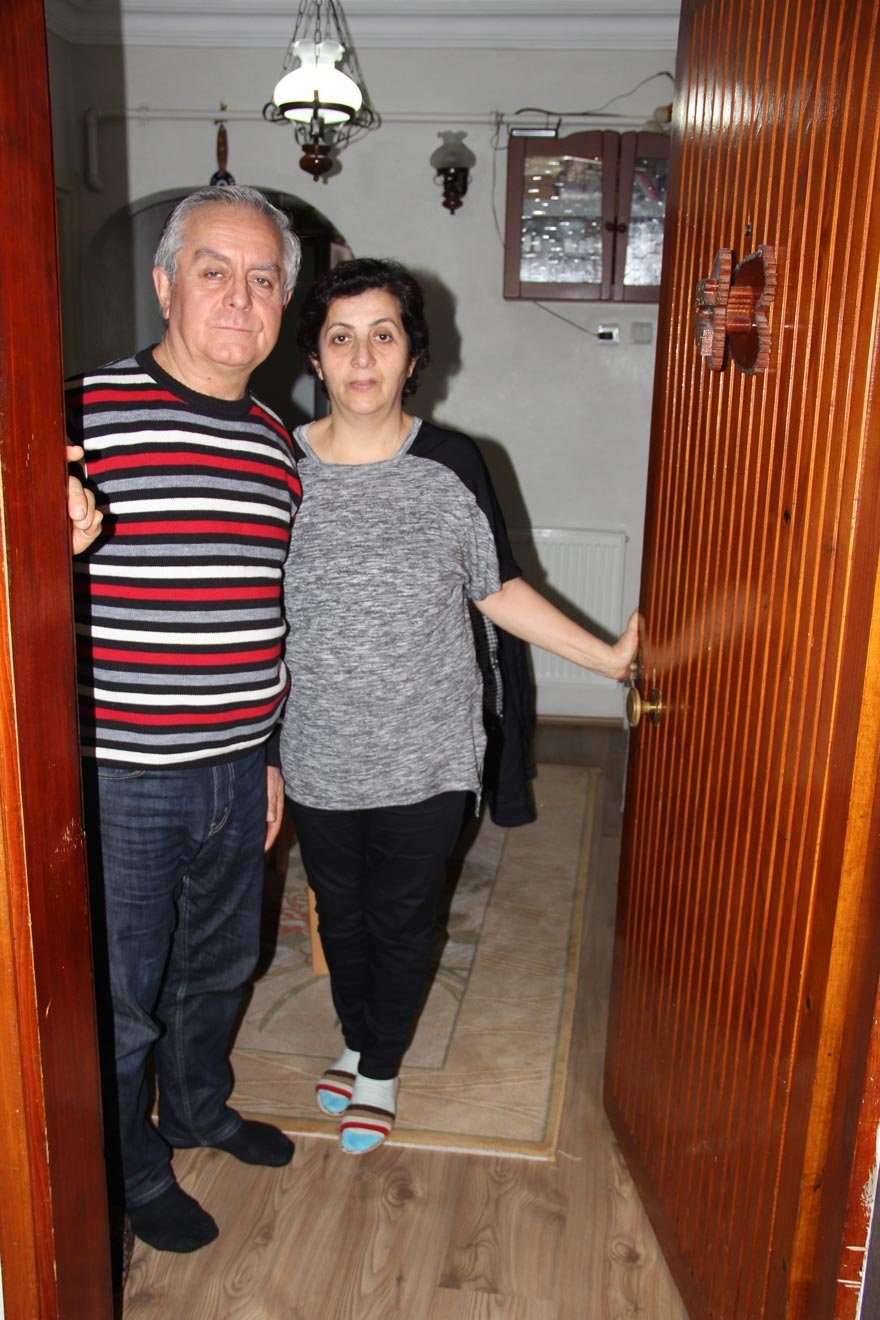 DİŞLERİNDEN TIRNAKLARINDAN ARTIRDILAR Ayfer-Mehmet Sever çifti, İzmit’te yaşıyor. Mehmet Sever, çocuklarının geleceği için dişinden tırnağından biriktirdiği 6 bin doları İhlas Finans’a kaptırdı. 