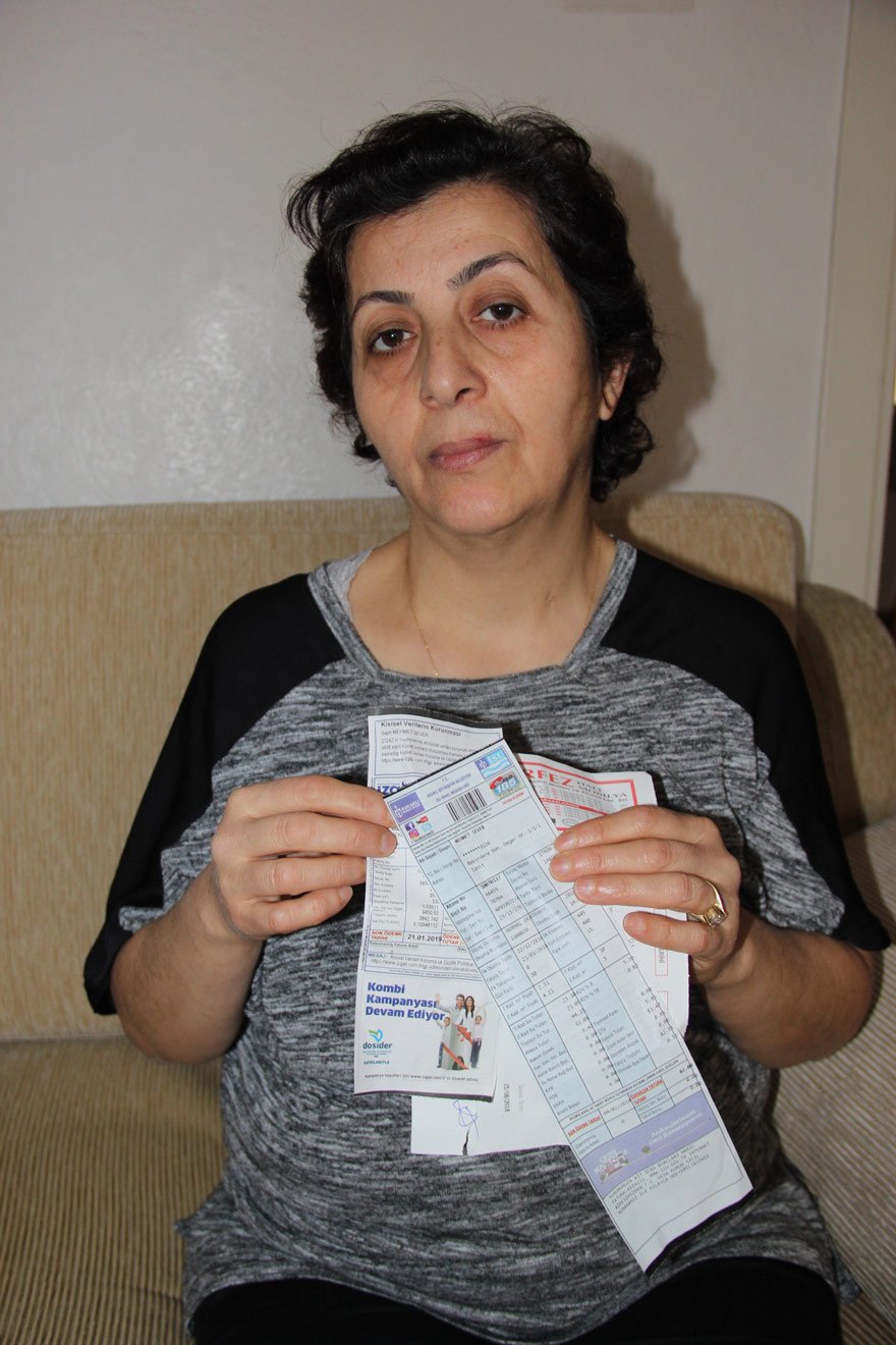 Elindeki faturaları gösteren Ayşe Sever “Su faturası 82 lira, doğalgaz 490 lira. Emekli maaşı faturaları ancak karşılıyor” dedi. 