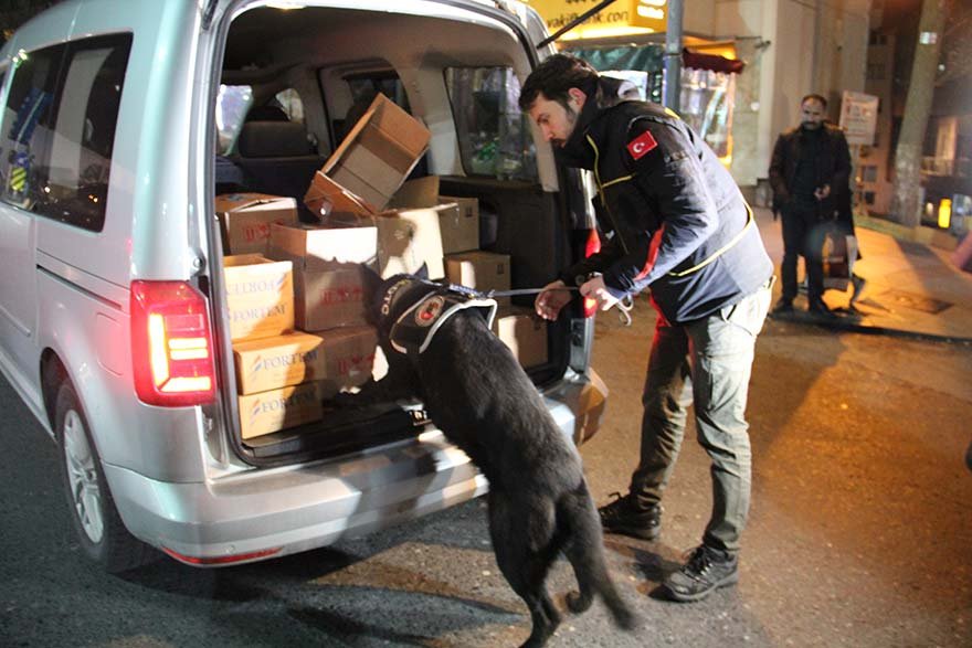 FOTO: AA- Uygulamada narkotik köpekleri de araçlardaki aramalara katılıyor. 