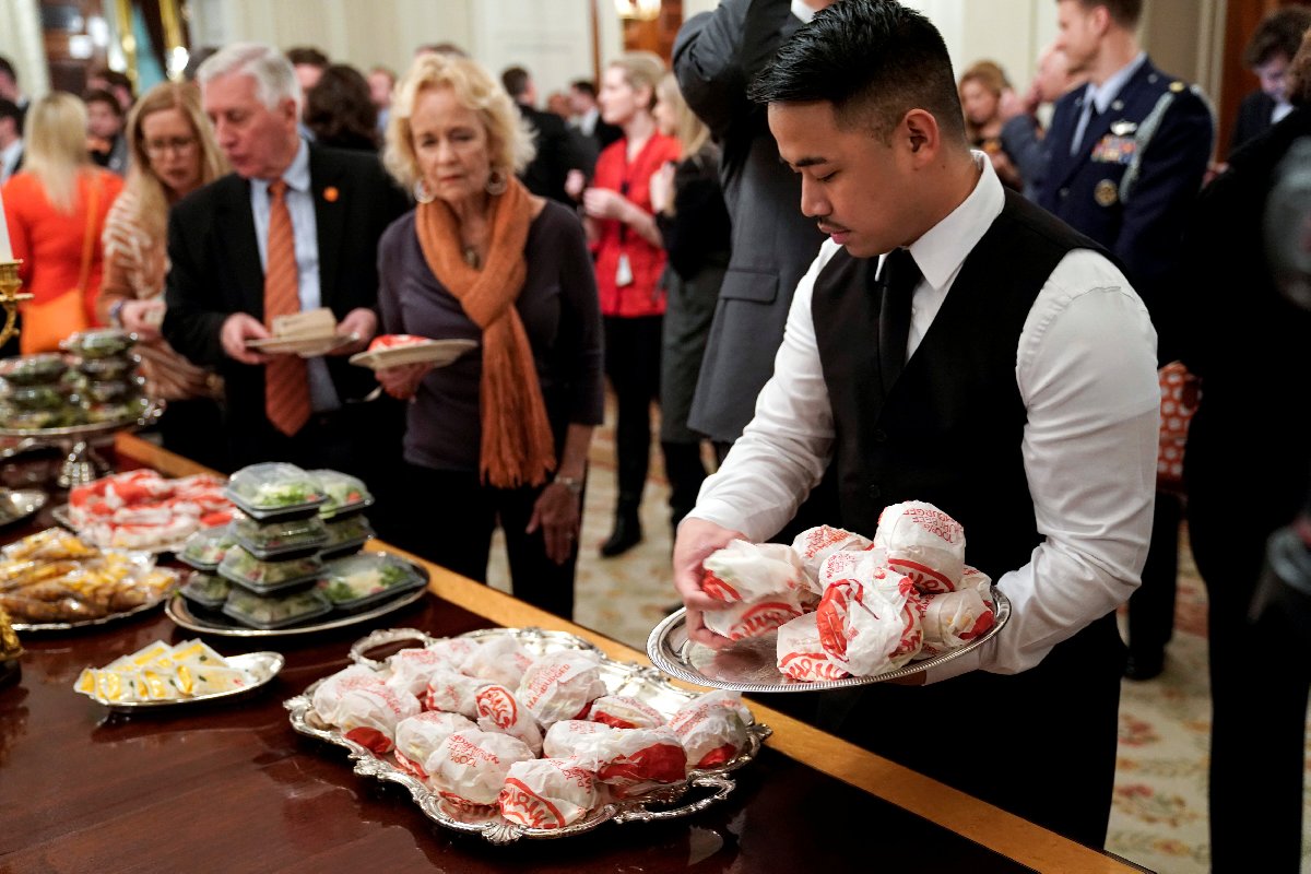 Beyaz Saray'da hükümetin kapanmasından dolayı yemek servis edilmiyor. Trump cebinden karşılayarak konuklarına fast food ikram etti. Fotoğraf: Reuters