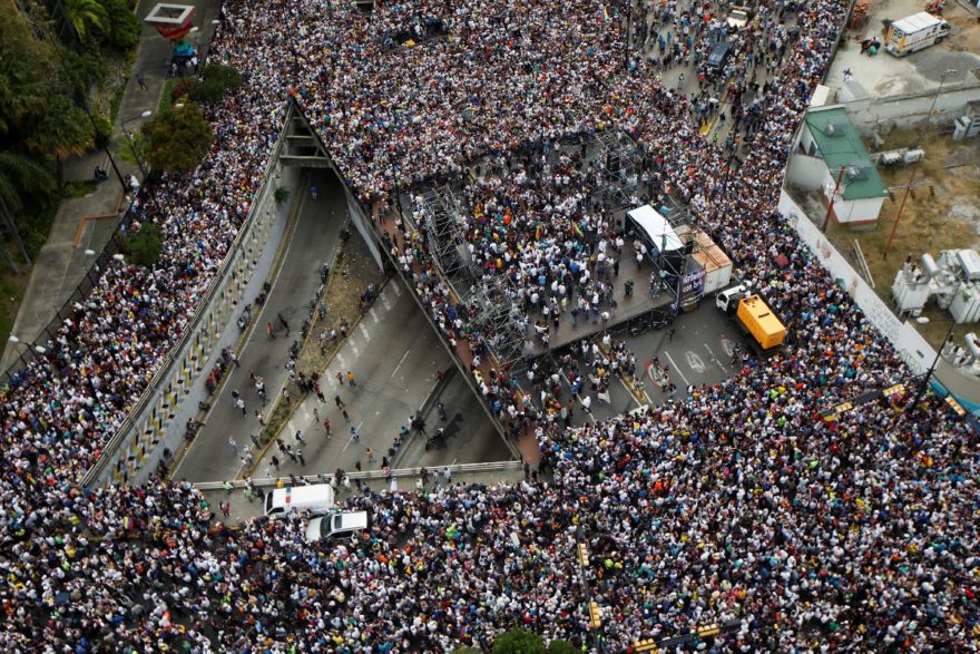 Binlerce Venezuela vatandaşı sokaklarda eylem yaptı. - Reuter