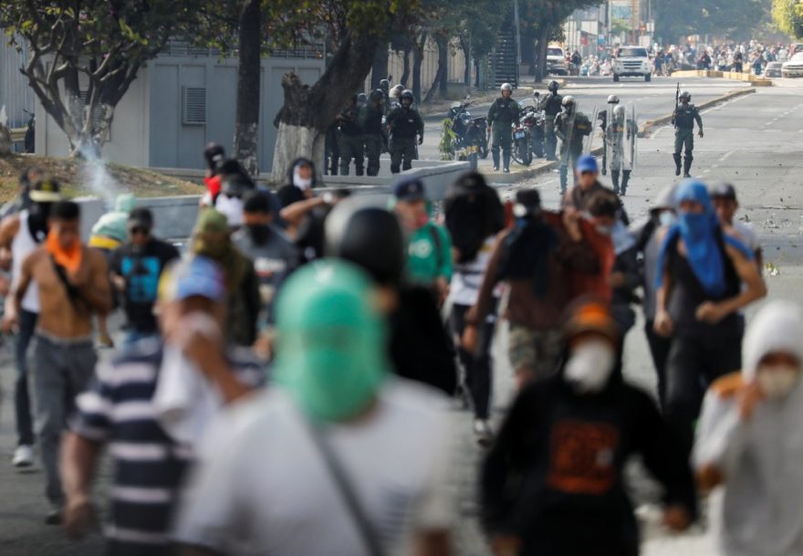 Polis sokak gösterilerine biber gazı ile müdahale etti. - Reuters