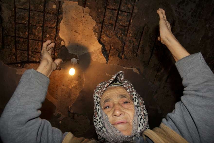 Tavanında sıva bile kalmayan ev insanca yaşamak mümkün değil.