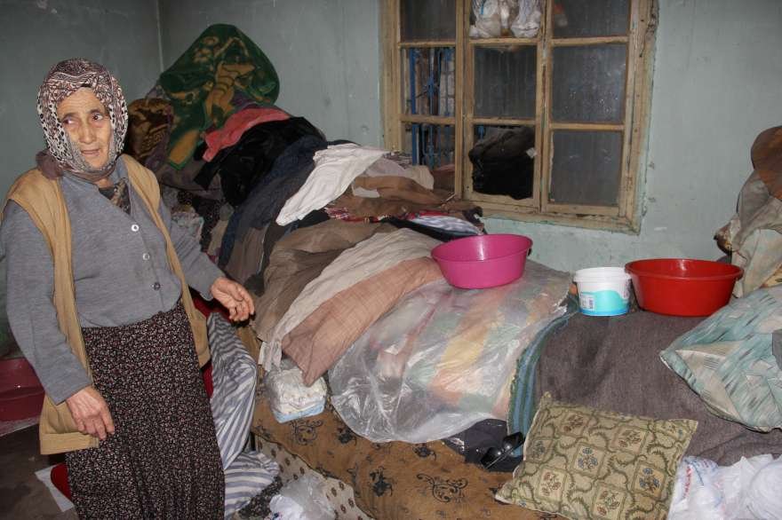 Evin içinde kendince önlemler alan yaşlı kadın çaresiz.