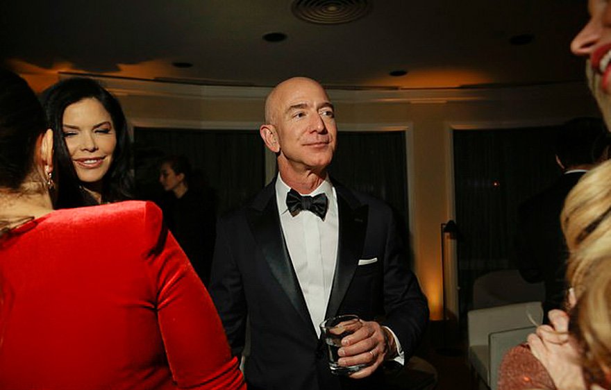 New York Times'ın servis ettiği fotoğrafta ise Sanchez ile Bezos'un hafta sonu gerçekleşen Altın Küre ödülleri sonrasında düzenlenen Amazon'un partisine katıldığı görülüyor.