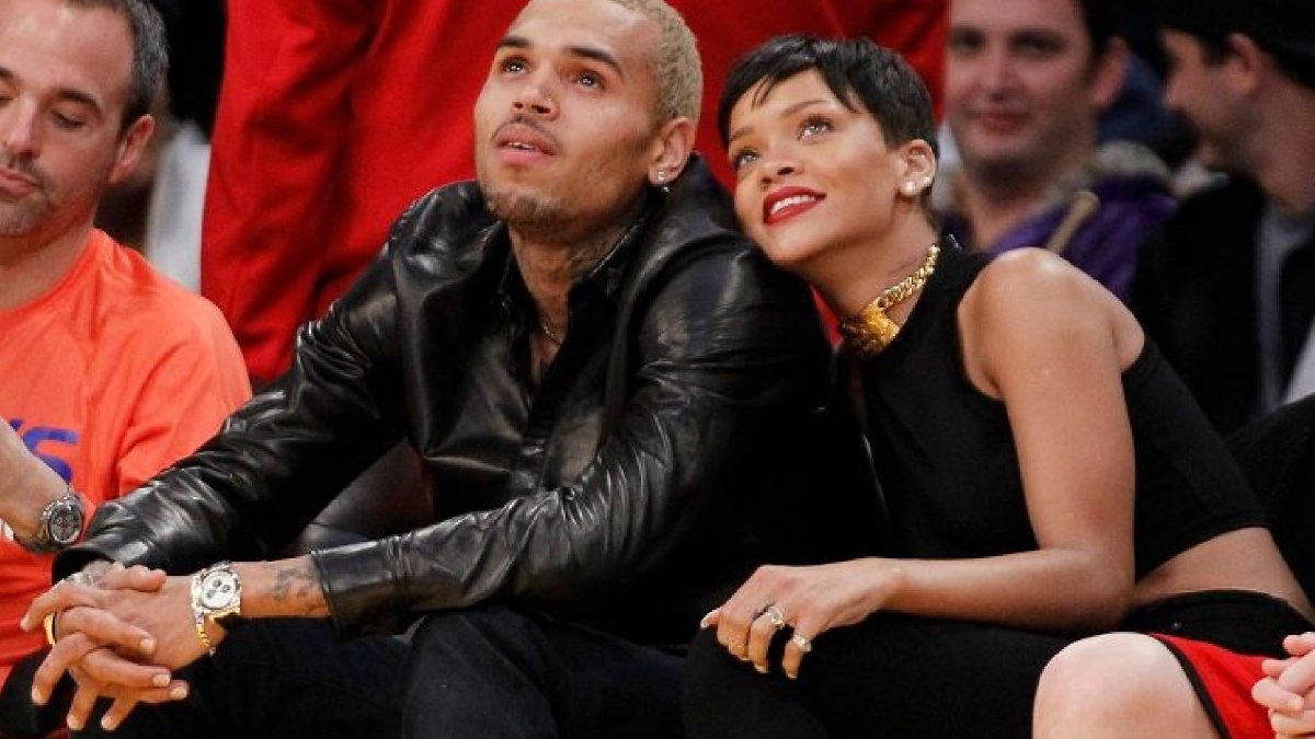 Rihanna ile uzun süre birlikte olan Chris Brown, Barbadoslu şarkıcıya şiddet uygulamış ve hastanelik etmişti.