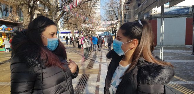 Vatandaşlar sokağa maske takarak çıkıyor. 
