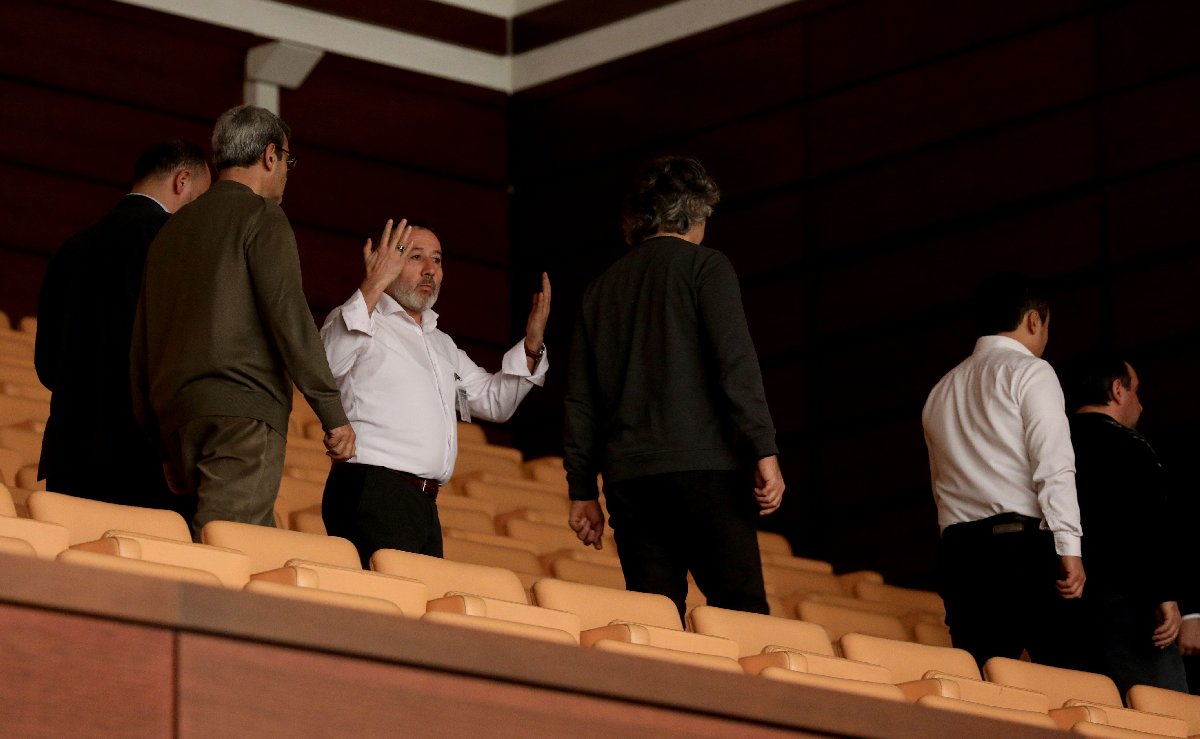 Önergenin reddedilmesinden sonra EYT'li bir vatandaş salonu böyle terk etti. FOTO: Zekeriya Albayrak - Sözcü