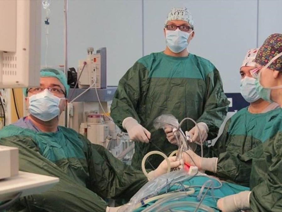 Türk cerrahlar Azerbaycan'da izsiz tiroit ameliyatı gerçekleştirdi
