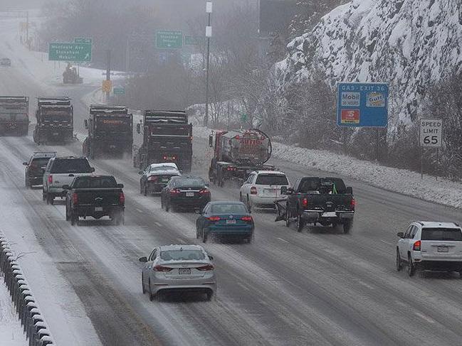 ABD'deki kar fırtınası 5000'e yakın uçuşu iptal ettirdi