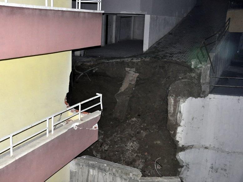 Ankara'da toprak kayması nedeniyle iki apartman tahliye edildi