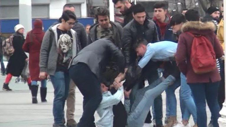 Taksim Meydanı'nda tekme tokat kavga