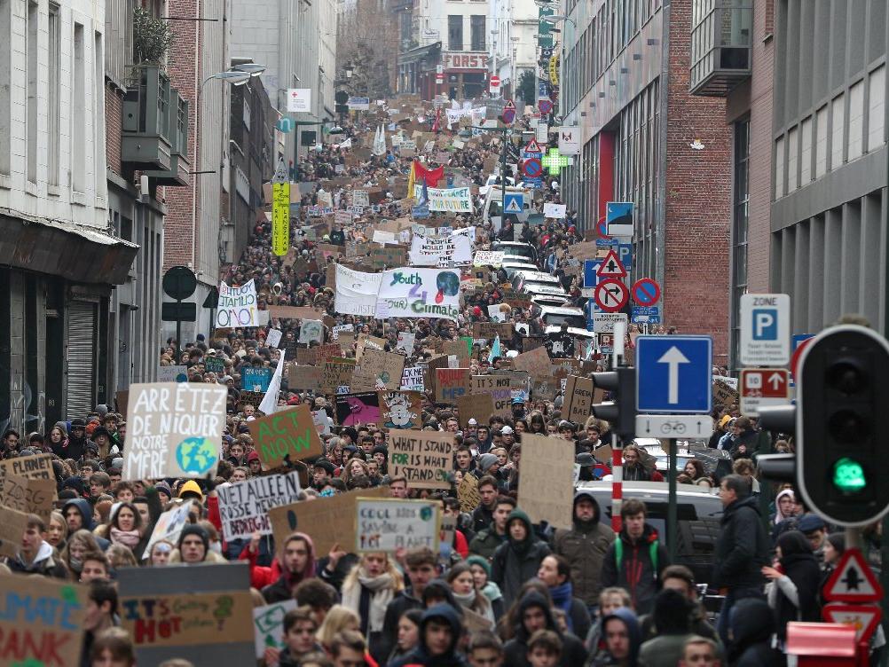 Belçika'da binlerce öğrenci sokaklara döküldü
