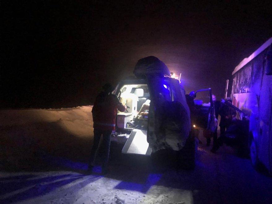 Kar ve tipi de mahsur kalan 25 yolcu kurtarıldı