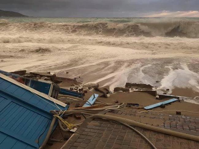 Fethiye'de 5 metrelik dalgalar sahili yıktı geçti!
