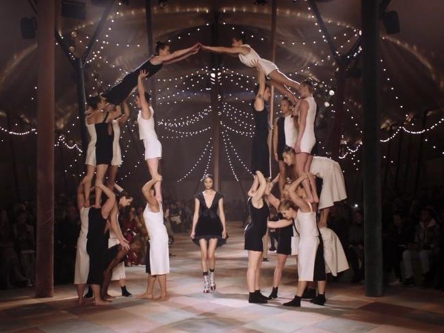 Christian Dior'un sirk temalı defilesi dikkat çekti