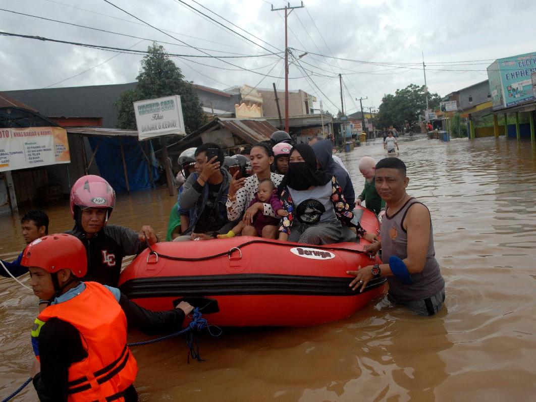 Endonezya sele teslim! Ölü sayısı 30'a yükseldi, onlarca kişi kayıp