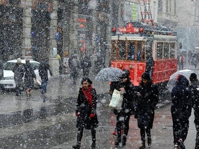 Gözler İstanbul Valiliği'nde... 8 Ocak İstanbul'da okullar tatil mi? İstanbul beyaz bir şehre uyandı!
