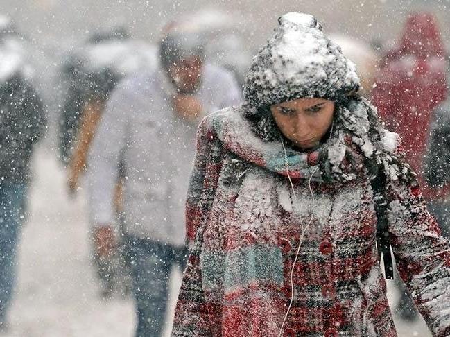 İstanbulda okullar tatil mi? İstanbul bugüne karla uyandı, ne kadar sürecek? İşte İstanbul hava durumu...