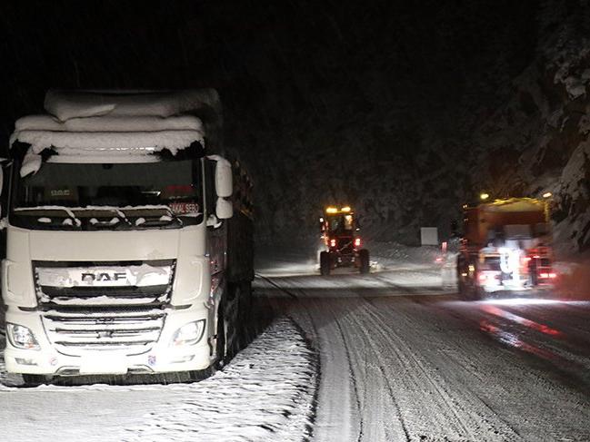Kar ve tipi nedeniyle 90 kara yolu ulaşıma kapalı