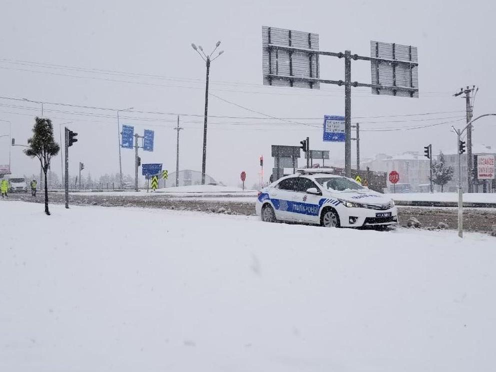 Yoğun kar kritik yolları etkiledi! Eskişehir, Kütahya ve Bilecik'te kar yağışı etkili oluyor...