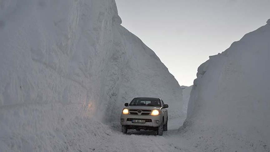 Kar kalınlığı 4 metreyi aştı ve kardan tüneller oluştu