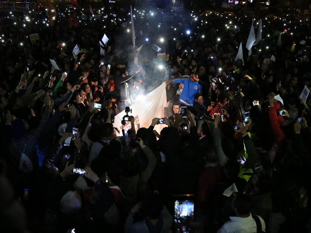 Kolombiya'da yolsuzluğa isyan! Tüm ülke geceyi sokakta geçirdi