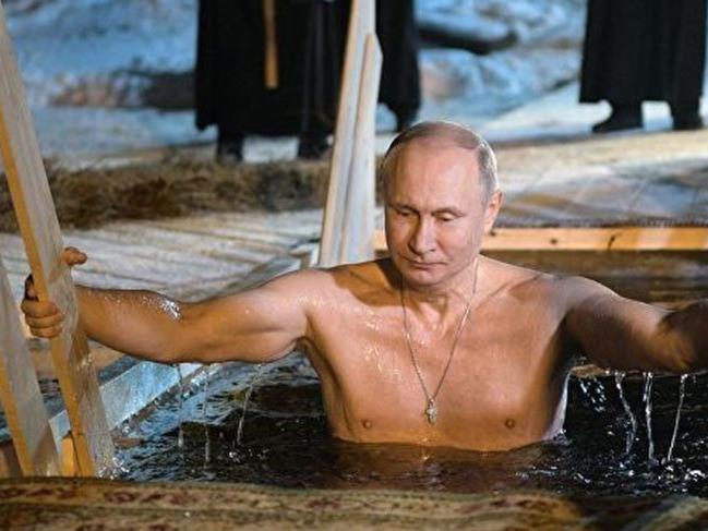 Putin eksi 9 derece havada buz gibi suya girdi
