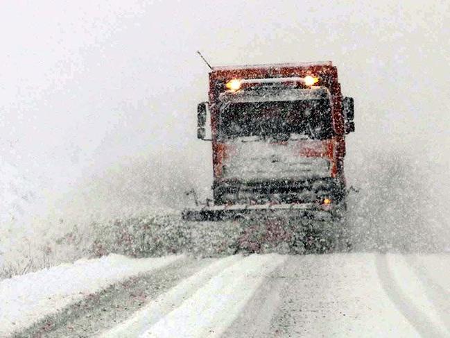 Türkiye'de kar esareti! Yollar kapandı, vatandaşlar mahsur kaldı