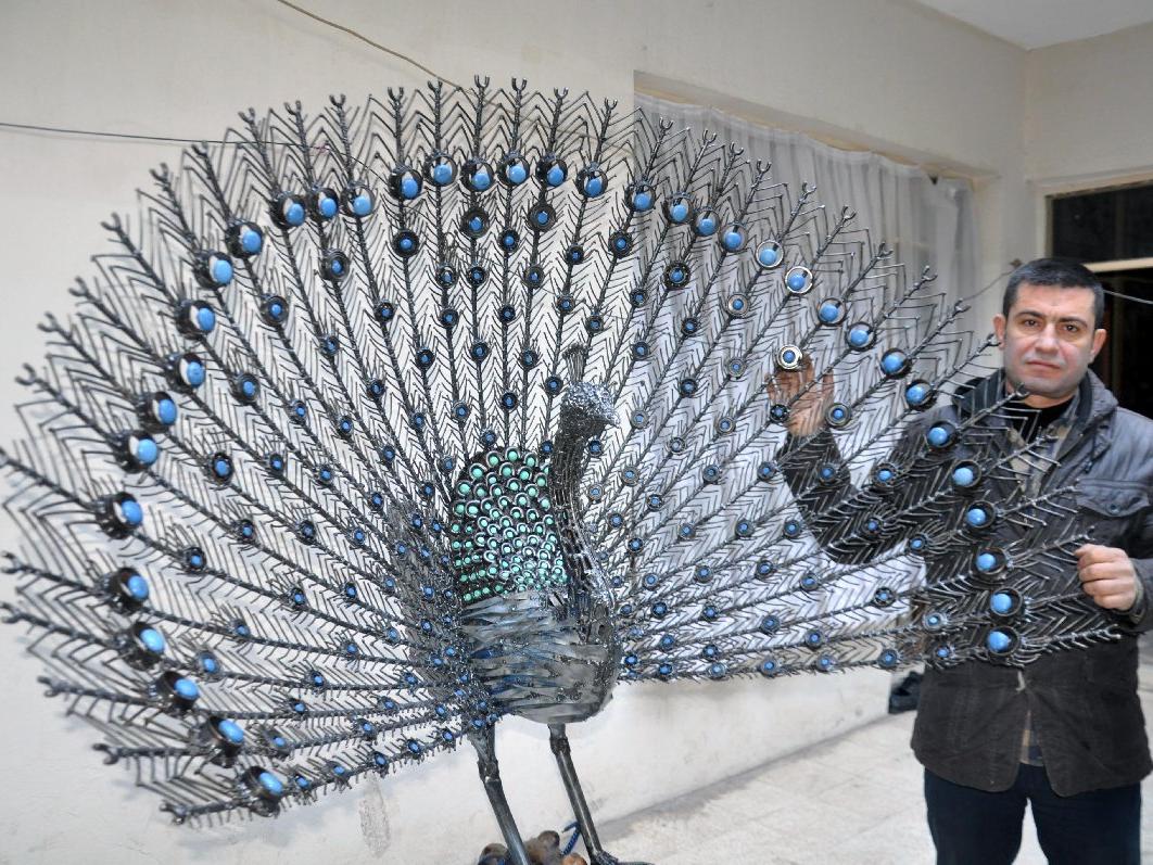 10 bin parça hurdayla tavus kuşu heykeli yaptı