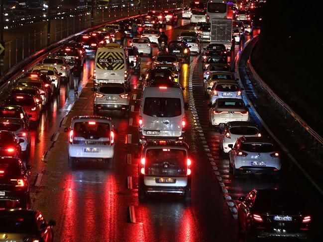 İstanbul'da yağmur ve trafik yoğunluğu!