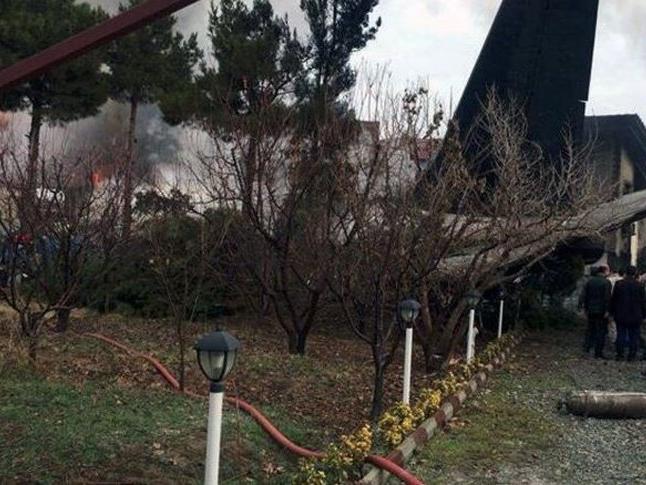 Tahran'da kargo uçağı düştü