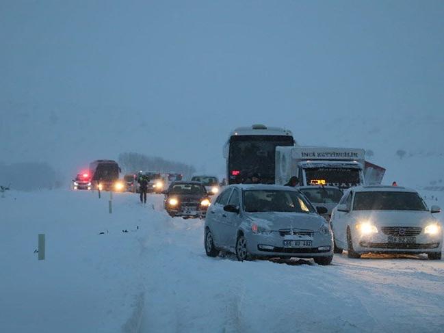 Yurt genelinde etkili olan kar nedeniyle bazı yollar ulaşıma kapandı