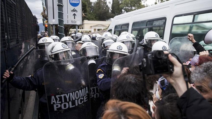 Yunanistan'da öğretmenler sokağa indi! Polis sert müdahale etti