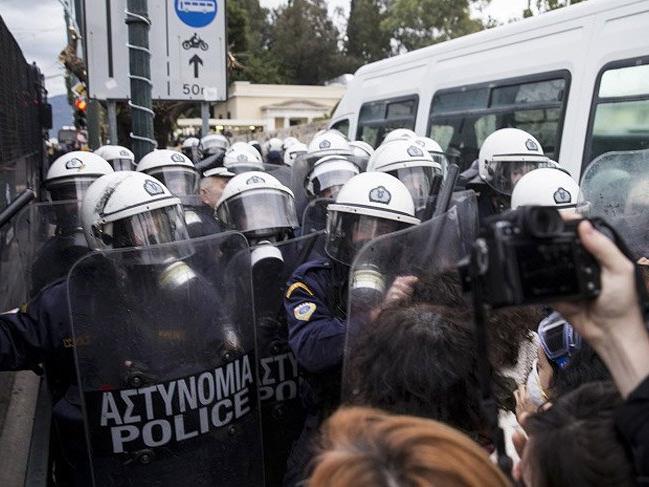 Yunanistan'da öğretmenler sokağa indi! Polis sert müdahale etti