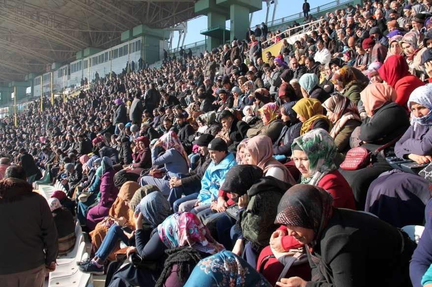 Soğuk havada stadyumu dolduranlar umutla isimlerinin okunmasını bekledi. Foto: DHA